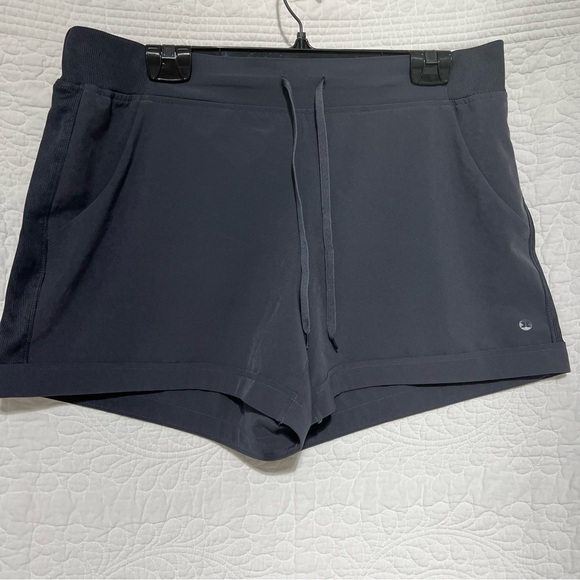 REEBOK Womens Dark Grey Cuffed Shorts, Size Large, #216 - Picture 1 of 9